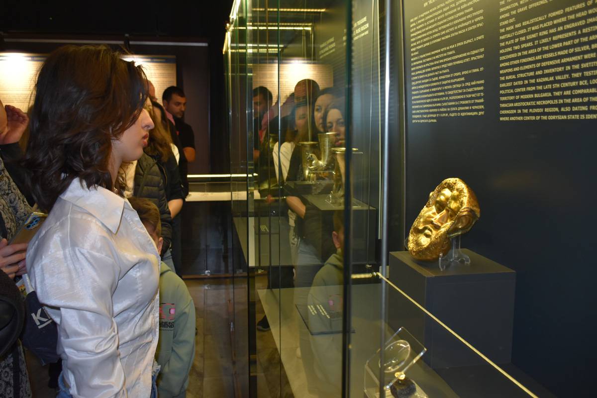  Златната маска и пръстен на тракийския цар Терес от ИМ 